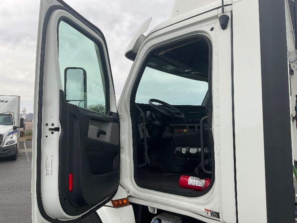 Day Cab Tractor-Heavy Duty Tractors-Freightliner-2020-T12664ST-Phoenix-AZ-137,941\n\t\tmiles-$ 66,750 - Image 9