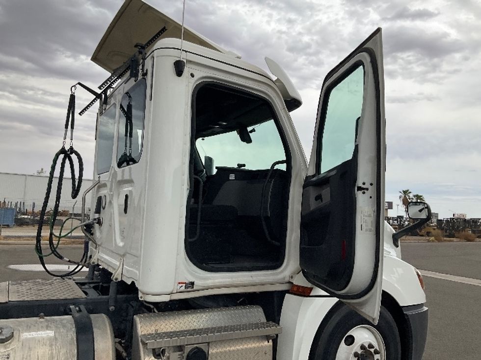 Day Cab Tractor-Heavy Duty Tractors-Freightliner-2020-T12664ST-Phoenix-AZ-225,322\n\t\tmiles-$ 61,750 - Image 12