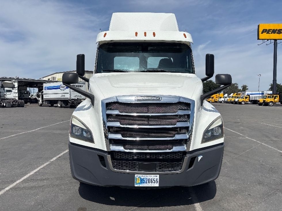 Day Cab Tractor-Heavy Duty Tractors-Freightliner-2020-T12664ST-Phoenix-AZ-242,755\n\t\tmiles-$ 57,750 - Image 2
