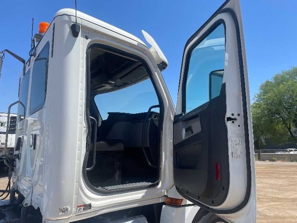 Day Cab Tractor-Heavy Duty Tractors-Freightliner-2020-T12664ST-Phoenix-AZ-246,042\n\t\tmiles-$ 59,500 - Image 12