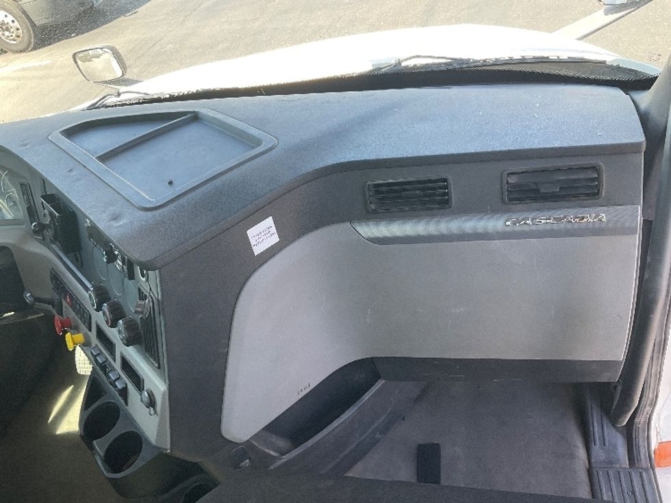 Day Cab Tractor-Heavy Duty Tractors-Freightliner-2020-T12664ST-Phoenix-AZ-308,716\n\t\tmiles-$ 60,000 - Image 13