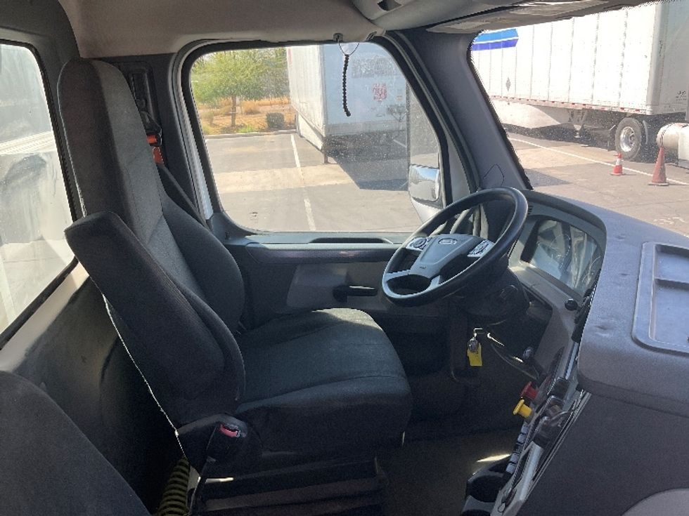 Day Cab Tractor-Heavy Duty Tractors-Freightliner-2020-T12664ST-Phoenix-AZ-308,716\n\t\tmiles-$ 60,000 - Image 14