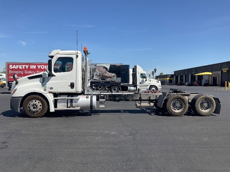 Day Cab Tractor-Heavy Duty Tractors-Freightliner-2020-T12664ST-Phoenix-AZ-308,716\n\t\tmiles-$ 60,000 - Image 4