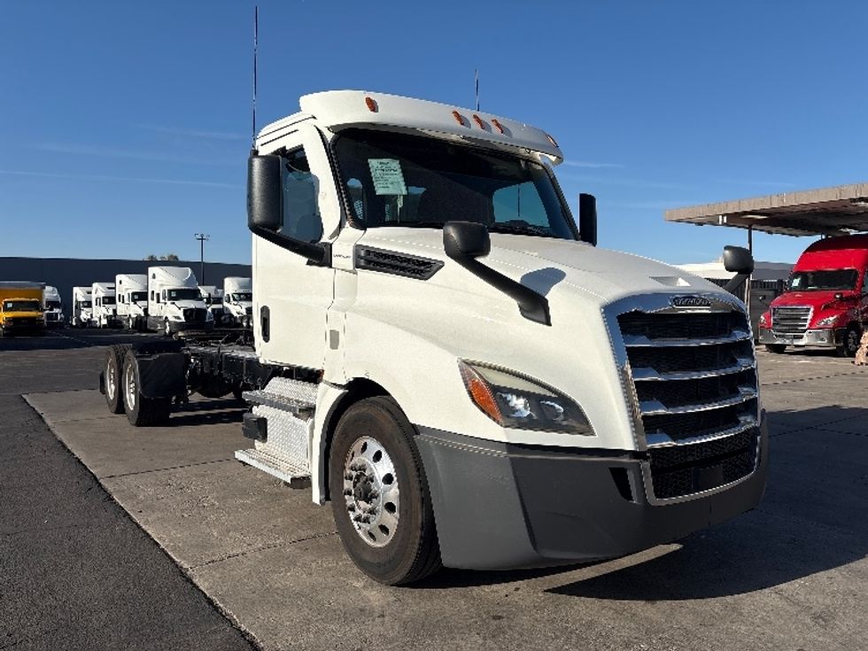 Day Cab Tractor-Heavy Duty Tractors-Freightliner-2020-T12664ST-Phoenix-AZ-325,985\n\t\tmiles-$ 59,000 - Image 1