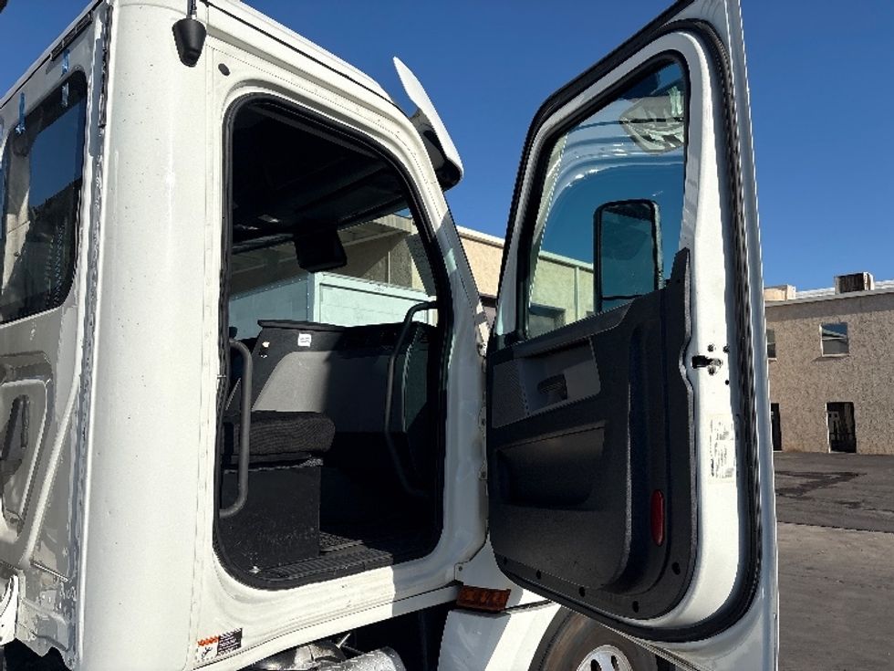 Day Cab Tractor-Heavy Duty Tractors-Freightliner-2020-T12664ST-Phoenix-AZ-325,985\n\t\tmiles-$ 59,000 - Image 12