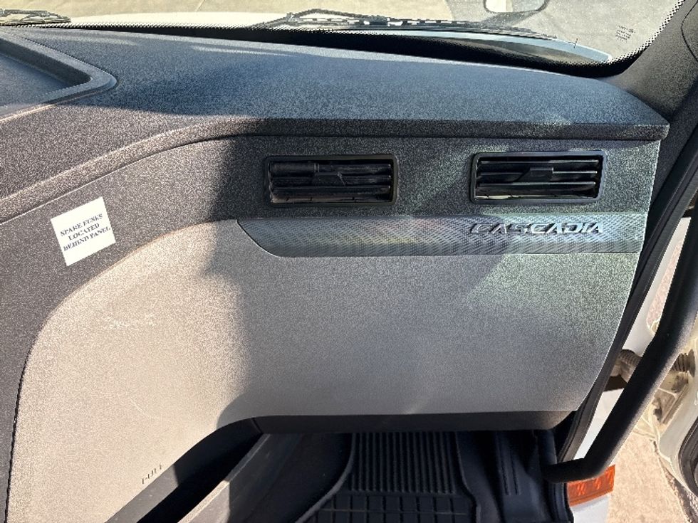 Day Cab Tractor-Heavy Duty Tractors-Freightliner-2020-T12664ST-Phoenix-AZ-325,985\n\t\tmiles-$ 59,000 - Image 13