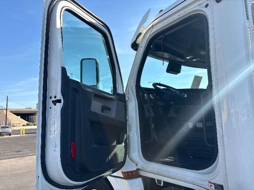 Day Cab Tractor-Heavy Duty Tractors-Freightliner-2020-T12664ST-Phoenix-AZ-325,985\n\t\tmiles-$ 59,000 - Image 9