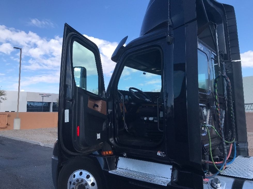 Day Cab Tractor-Heavy Duty Tractors-Freightliner-2020-T12664ST-Phoenix-AZ-446,017\n\t\tmiles-$ 60,500 - Image 9