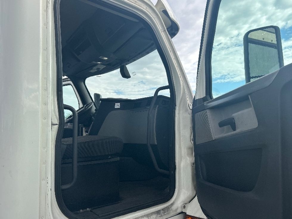 Day Cab Tractor-Heavy Duty Tractors-Freightliner-2020-T12664ST-Phoenix-AZ-461,062\n\t\tmiles-$ 48,000 - Image 12