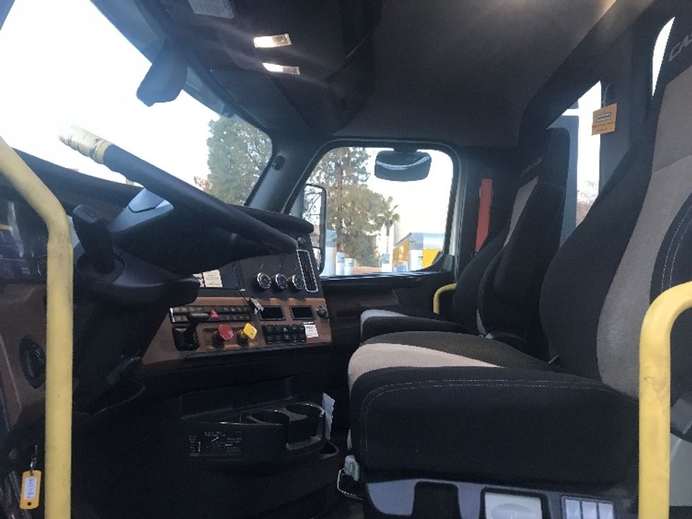 Day Cab Tractor-Heavy Duty Tractors-Freightliner-2020-T12664ST-Phoenix-AZ-507,141\n\t\tmiles-$ 44,500 - Image 10