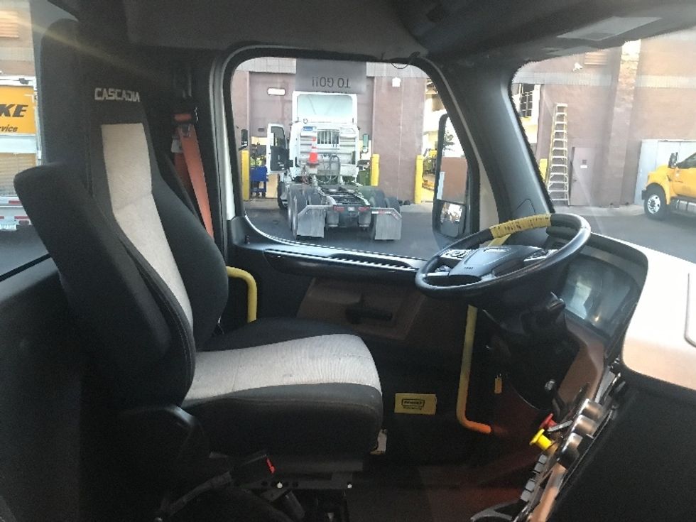 Day Cab Tractor-Heavy Duty Tractors-Freightliner-2020-T12664ST-Phoenix-AZ-507,141\n\t\tmiles-$ 44,500 - Image 14