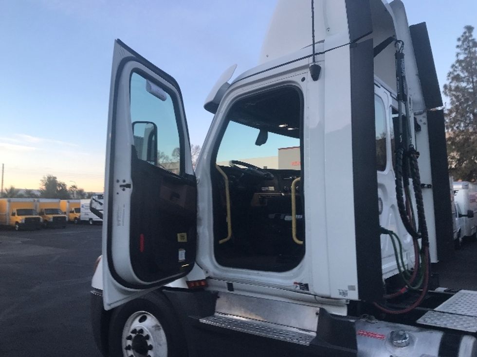 Day Cab Tractor-Heavy Duty Tractors-Freightliner-2020-T12664ST-Phoenix-AZ-507,141\n\t\tmiles-$ 44,500 - Image 9