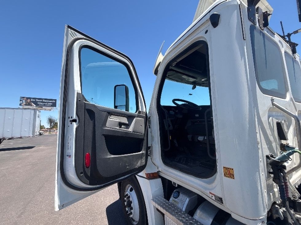 Day Cab Tractor-Heavy Duty Tractors-Freightliner-2020-T12664ST-Phoenix-AZ-563,601\n\t\tmiles-$ 39,500 - Image 9