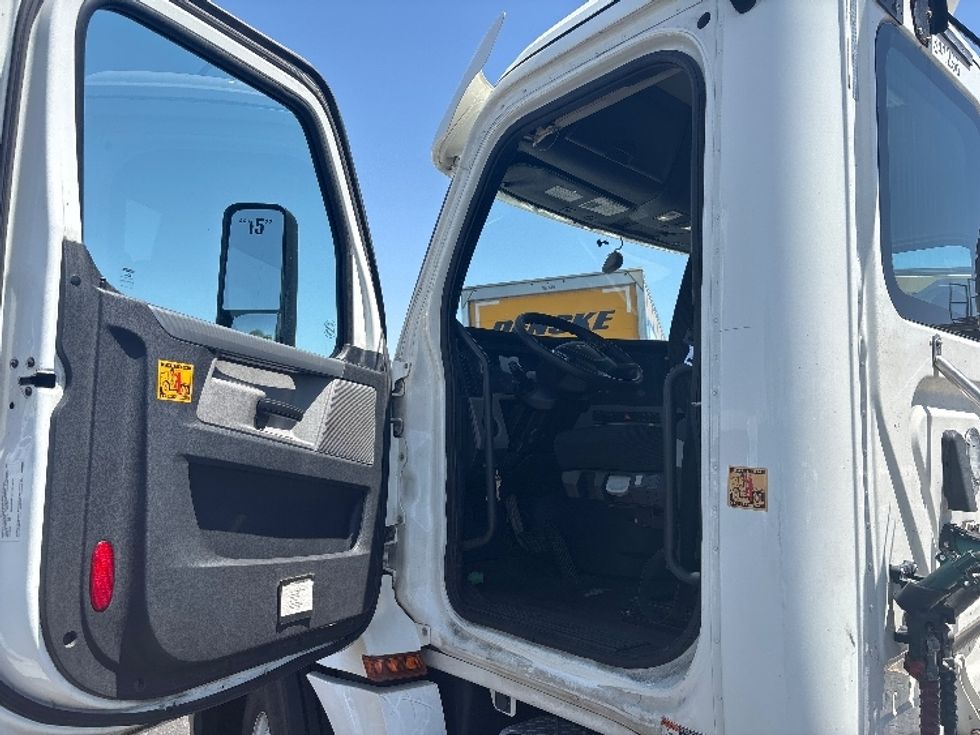 Day Cab Tractor-Heavy Duty Tractors-Freightliner-2020-T12664ST-Phoenix-AZ-582,588\n\t\tmiles-$ 37,500 - Image 9