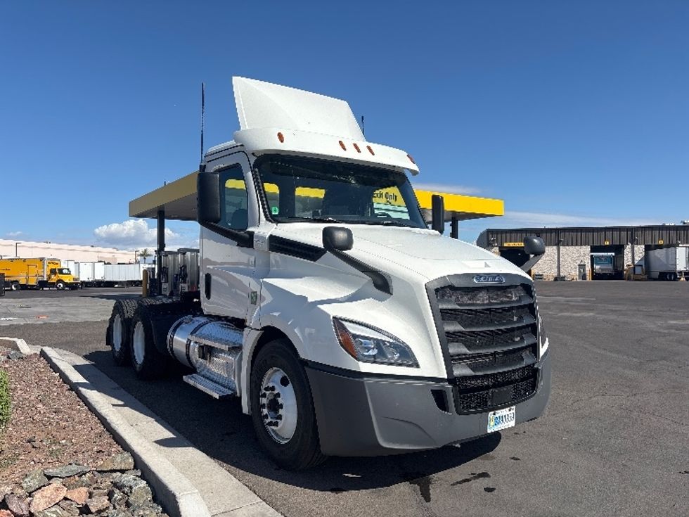 Day Cab Tractor-Heavy Duty Tractors-Freightliner-2020-T12664ST-Phoenix-AZ-617,384\n\t\tmiles-$ 33,750 - Image 1
