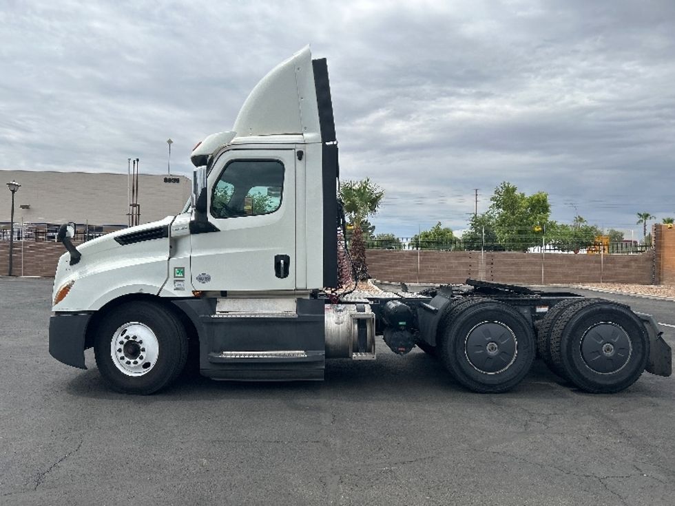 Day Cab Tractor-Heavy Duty Tractors-Freightliner-2020-T12664ST-Phoenix-AZ-690,917\n\t\tmiles-$ 27,750 - Image 4