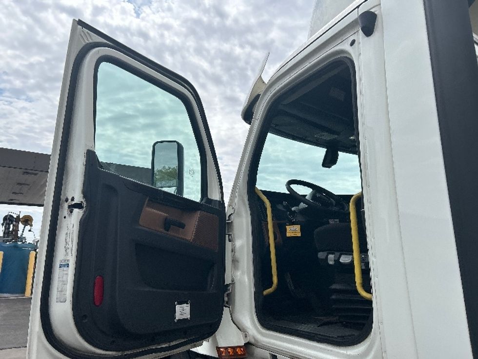 Day Cab Tractor-Heavy Duty Tractors-Freightliner-2020-T12664ST-Phoenix-AZ-690,917\n\t\tmiles-$ 27,750 - Image 9