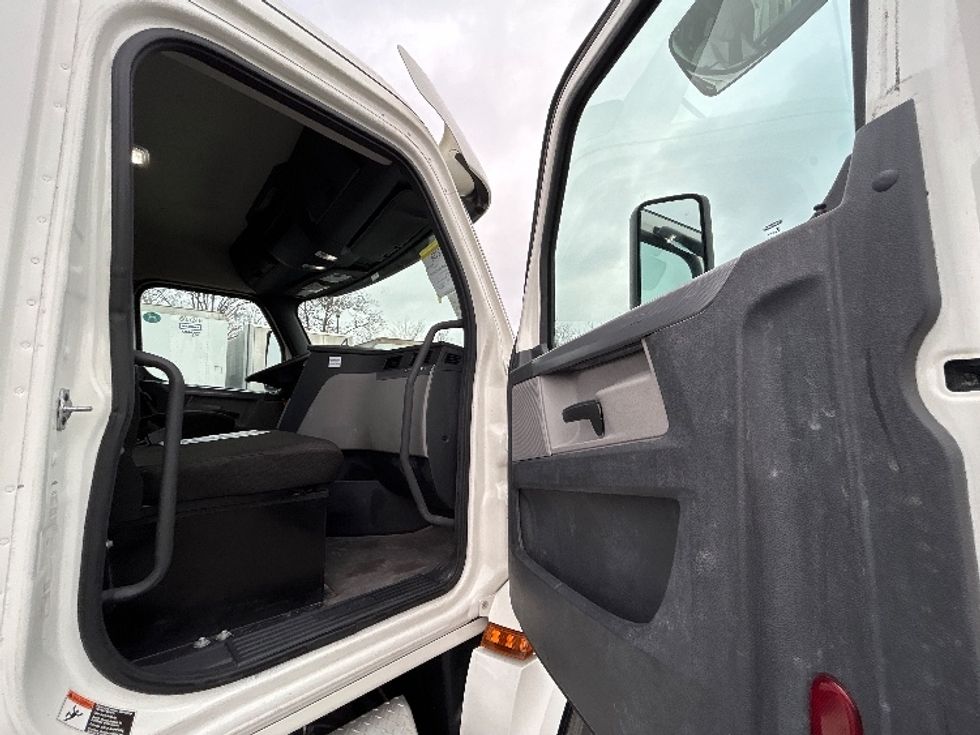 Day Cab Tractor-Heavy Duty Tractors-Freightliner-2020-T12664ST-Piqua-OH-261,908\n\t\tmiles-$ 57,000 - Image 12