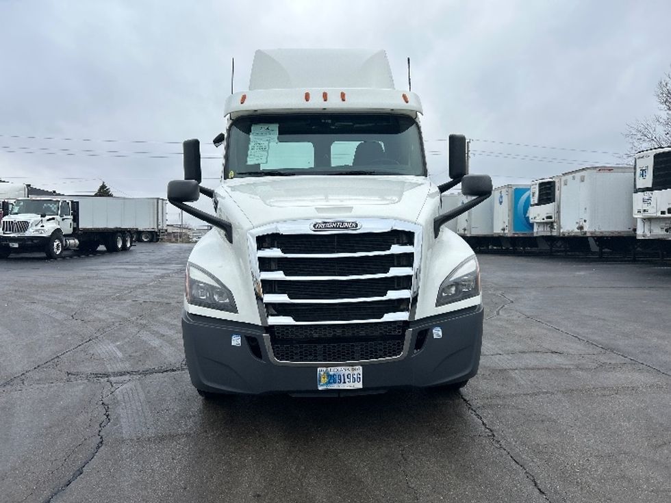 Day Cab Tractor-Heavy Duty Tractors-Freightliner-2020-T12664ST-Piqua-OH-261,908\n\t\tmiles-$ 57,000 - Image 2