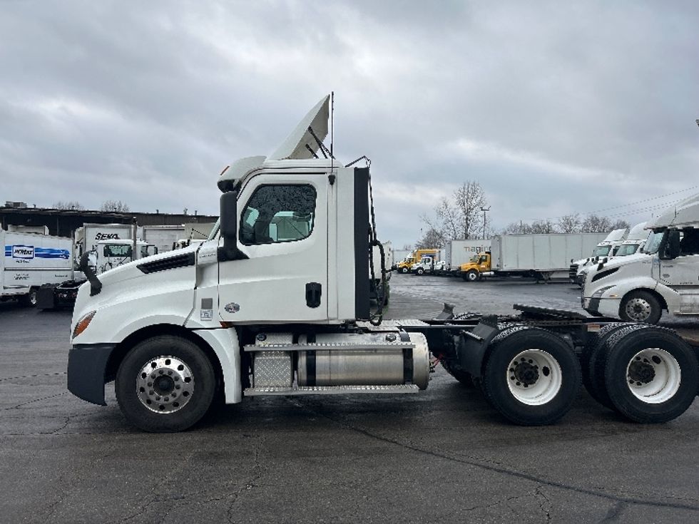 Day Cab Tractor-Heavy Duty Tractors-Freightliner-2020-T12664ST-Piqua-OH-261,908\n\t\tmiles-$ 57,000 - Image 4