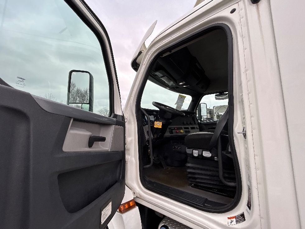 Day Cab Tractor-Heavy Duty Tractors-Freightliner-2020-T12664ST-Piqua-OH-261,908\n\t\tmiles-$ 57,000 - Image 9