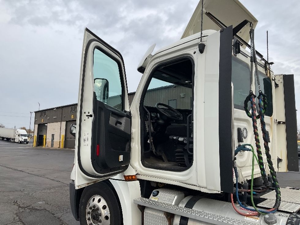 Day Cab Tractor-Heavy Duty Tractors-Freightliner-2020-T12664ST-Piqua-OH-278,700\n\t\tmiles-$ 56,000 - Image 9