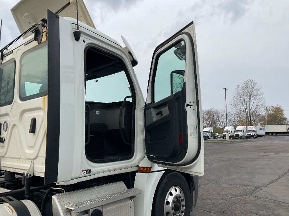 Day Cab Tractor-Heavy Duty Tractors-Freightliner-2020-T12664ST-Piqua-OH-278,774\n\t\tmiles-$ 56,750 - Image 12