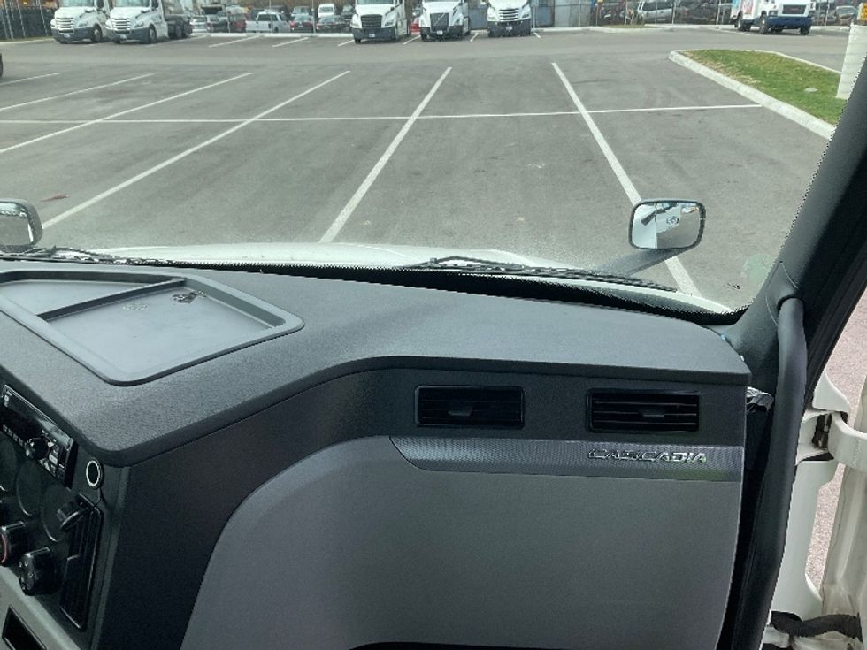 Day Cab Tractor-Heavy Duty Tractors-Freightliner-2020-T12664ST-Piqua-OH-325,110\n\t\tmiles-$ 57,750 - Image 13