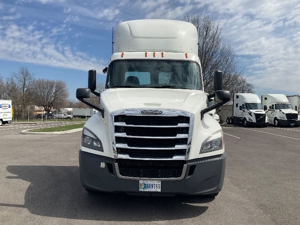 Day Cab Tractor-Heavy Duty Tractors-Freightliner-2020-T12664ST-Piqua-OH-325,110\n\t\tmiles-$ 57,750 - Image 2