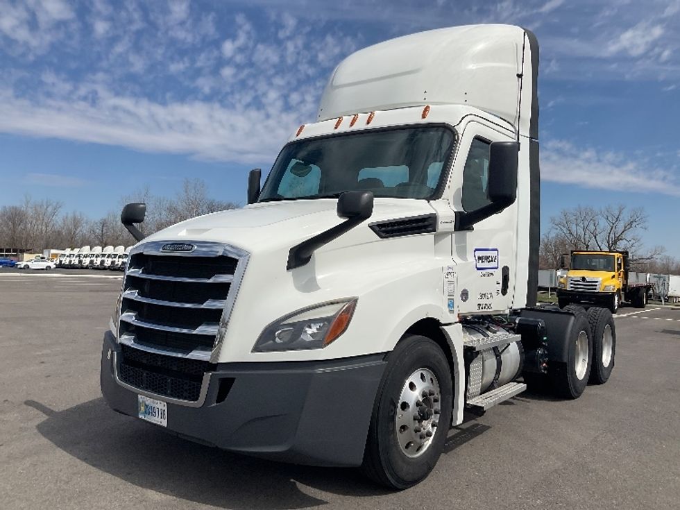 Day Cab Tractor-Heavy Duty Tractors-Freightliner-2020-T12664ST-Piqua-OH-325,110\n\t\tmiles-$ 57,750 - Image 3