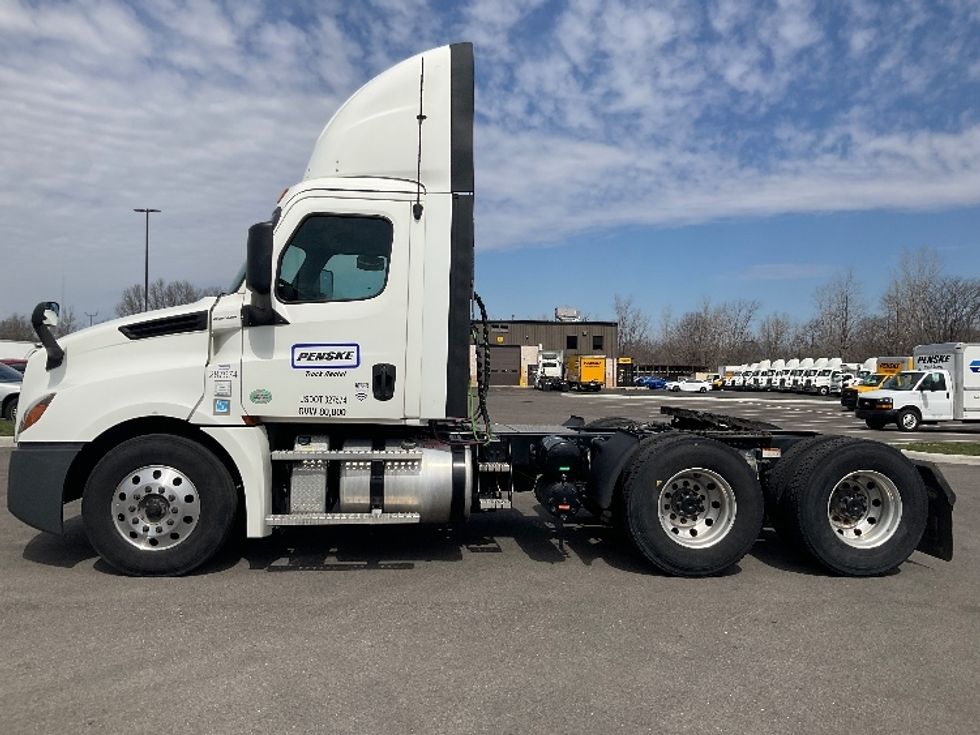 Day Cab Tractor-Heavy Duty Tractors-Freightliner-2020-T12664ST-Piqua-OH-325,110\n\t\tmiles-$ 57,750 - Image 4