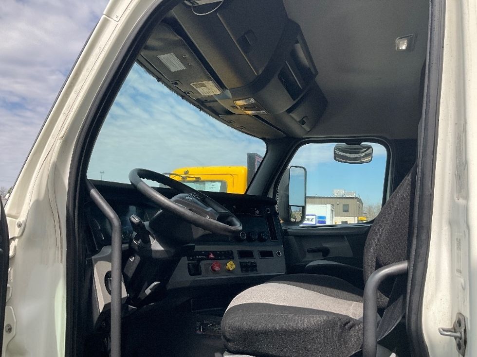 Day Cab Tractor-Heavy Duty Tractors-Freightliner-2020-T12664ST-Piqua-OH-325,110\n\t\tmiles-$ 57,750 - Image 9