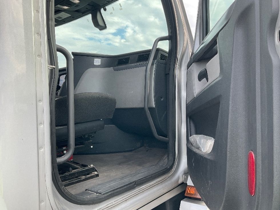 Day Cab Tractor-Heavy Duty Tractors-Freightliner-2020-T12664ST-Piqua-OH-353,775\n\t\tmiles-$ 52,750 - Image 12