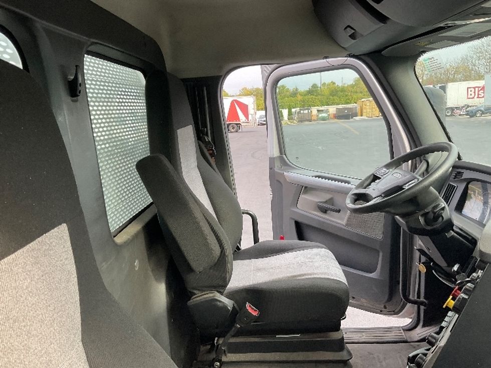 Day Cab Tractor-Heavy Duty Tractors-Freightliner-2020-T12664ST-Piqua-OH-353,775\n\t\tmiles-$ 52,750 - Image 14