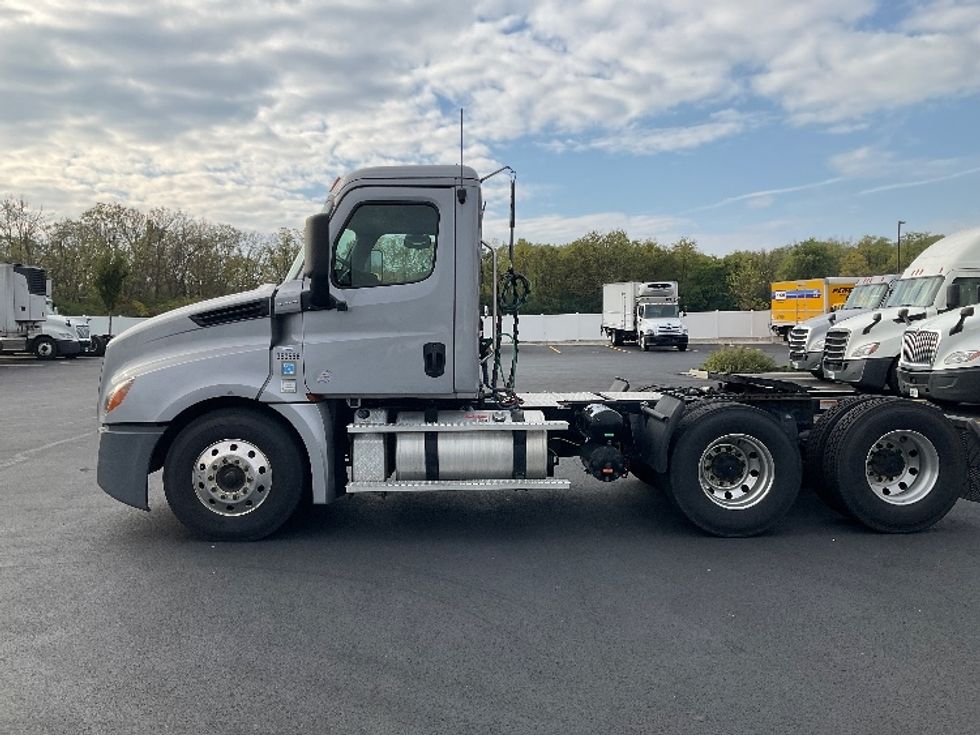 Day Cab Tractor-Heavy Duty Tractors-Freightliner-2020-T12664ST-Piqua-OH-353,775\n\t\tmiles-$ 52,750 - Image 4