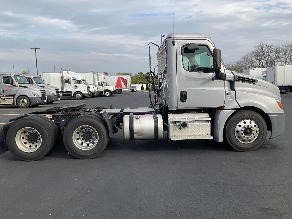 Day Cab Tractor-Heavy Duty Tractors-Freightliner-2020-T12664ST-Piqua-OH-353,775\n\t\tmiles-$ 52,750 - Image 8
