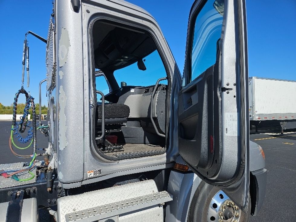 Day Cab Tractor-Heavy Duty Tractors-Freightliner-2020-T12664ST-Piqua-OH-402,505\n\t\tmiles-$ 50,250 - Image 12