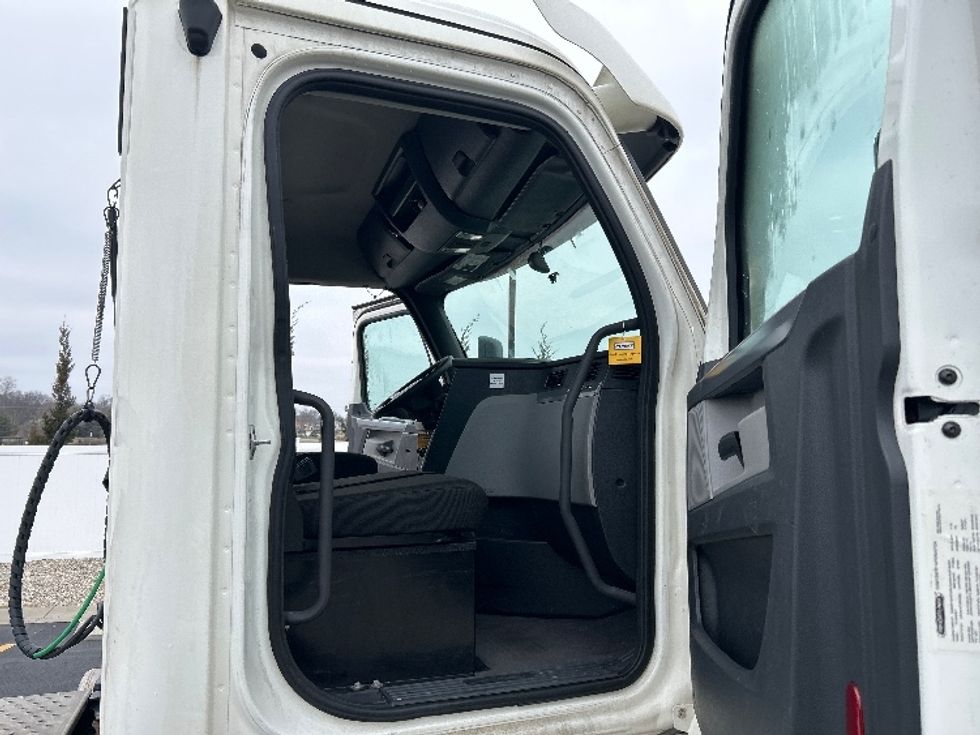 Day Cab Tractor-Heavy Duty Tractors-Freightliner-2020-T12664ST-Piqua-OH-435,976\n\t\tmiles-$ 47,750 - Image 12