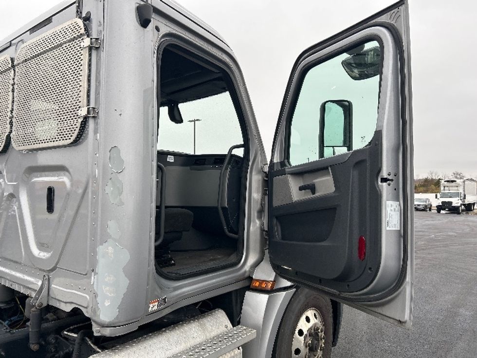 Day Cab Tractor-Heavy Duty Tractors-Freightliner-2020-T12664ST-Piqua-OH-440,511\n\t\tmiles-$ 47,500 - Image 12