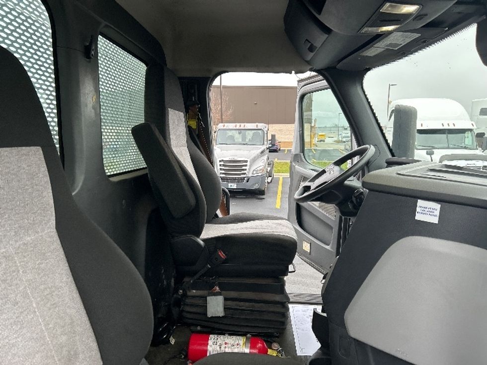 Day Cab Tractor-Heavy Duty Tractors-Freightliner-2020-T12664ST-Piqua-OH-440,511\n\t\tmiles-$ 47,500 - Image 14