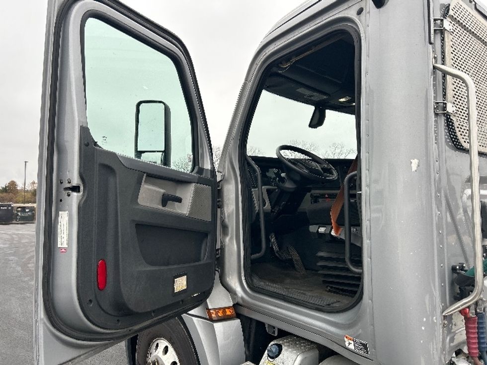 Day Cab Tractor-Heavy Duty Tractors-Freightliner-2020-T12664ST-Piqua-OH-440,511\n\t\tmiles-$ 47,500 - Image 9