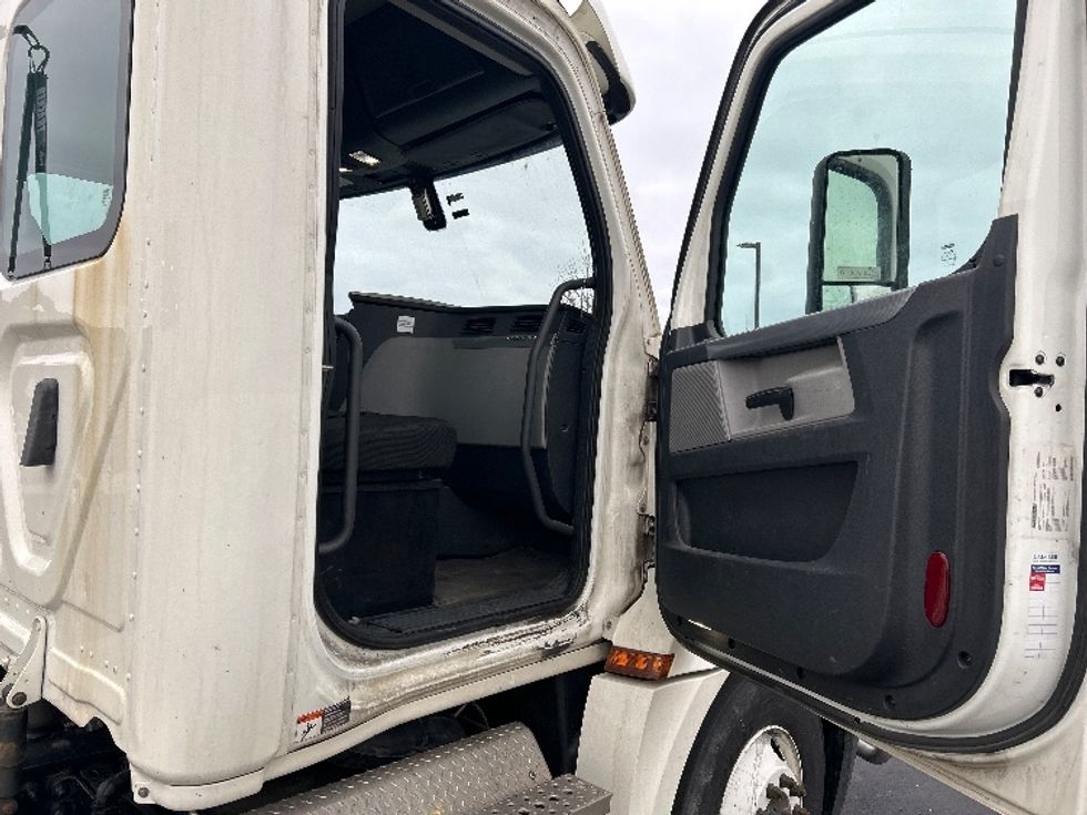 Day Cab Tractor-Heavy Duty Tractors-Freightliner-2020-T12664ST-Piqua-OH-458,293\n\t\tmiles-$ 46,000 - Image 12
