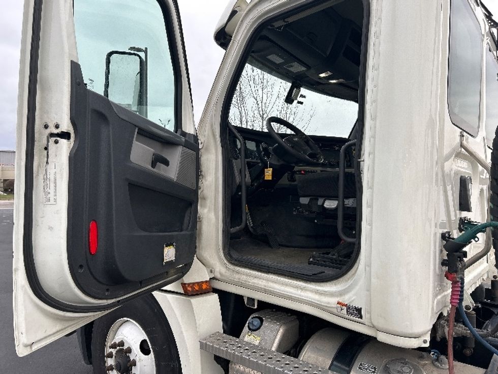 Day Cab Tractor-Heavy Duty Tractors-Freightliner-2020-T12664ST-Piqua-OH-458,293\n\t\tmiles-$ 46,000 - Image 9