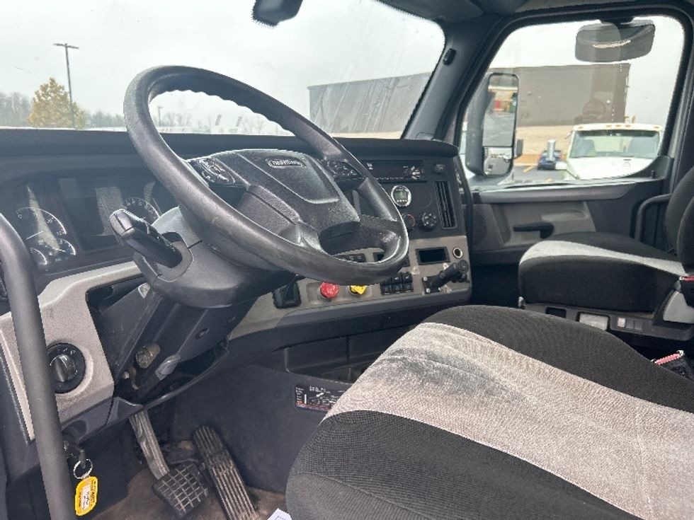 Day Cab Tractor-Heavy Duty Tractors-Freightliner-2020-T12664ST-Piqua-OH-477,381\n\t\tmiles-$ 43,000 - Image 10