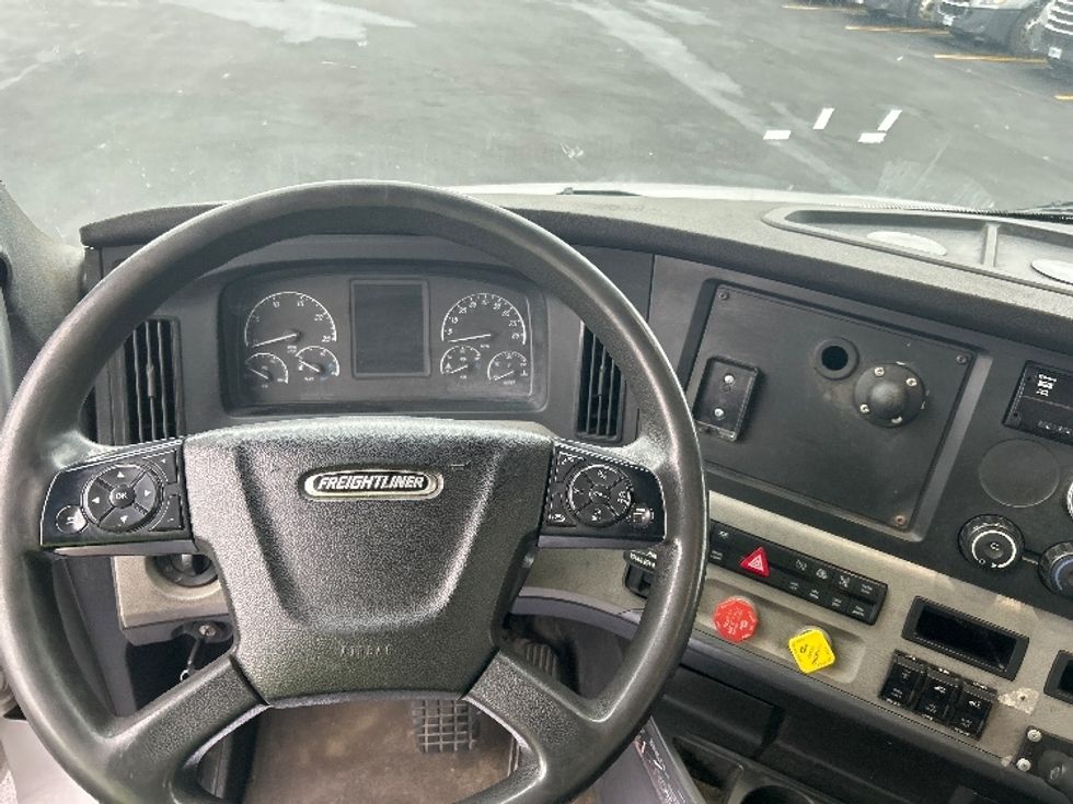 Day Cab Tractor-Heavy Duty Tractors-Freightliner-2020-T12664ST-Piqua-OH-477,381\n\t\tmiles-$ 43,000 - Image 11