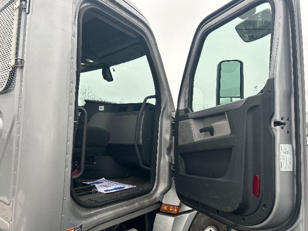 Day Cab Tractor-Heavy Duty Tractors-Freightliner-2020-T12664ST-Piqua-OH-477,381\n\t\tmiles-$ 43,000 - Image 12