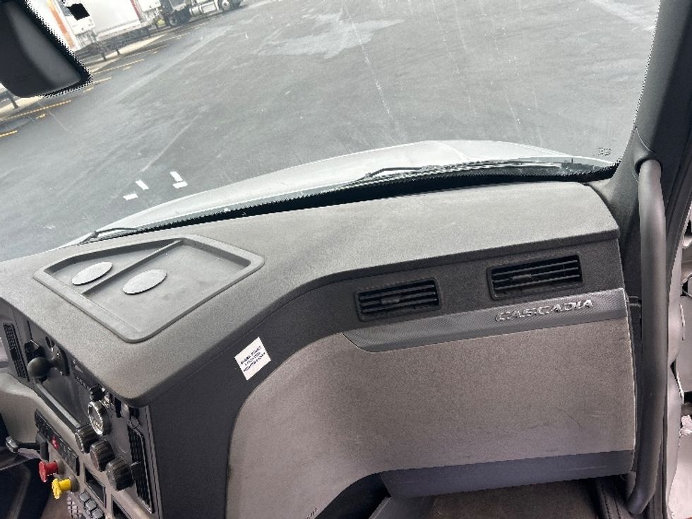 Day Cab Tractor-Heavy Duty Tractors-Freightliner-2020-T12664ST-Piqua-OH-477,381\n\t\tmiles-$ 43,000 - Image 13