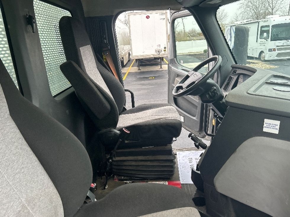 Day Cab Tractor-Heavy Duty Tractors-Freightliner-2020-T12664ST-Piqua-OH-477,381\n\t\tmiles-$ 43,000 - Image 14