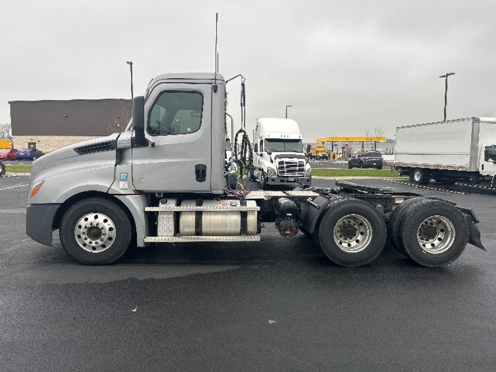 Day Cab Tractor-Heavy Duty Tractors-Freightliner-2020-T12664ST-Piqua-OH-477,381\n\t\tmiles-$ 43,000 - Image 4