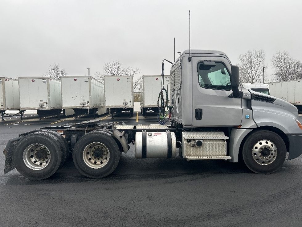 Day Cab Tractor-Heavy Duty Tractors-Freightliner-2020-T12664ST-Piqua-OH-477,381\n\t\tmiles-$ 43,000 - Image 8